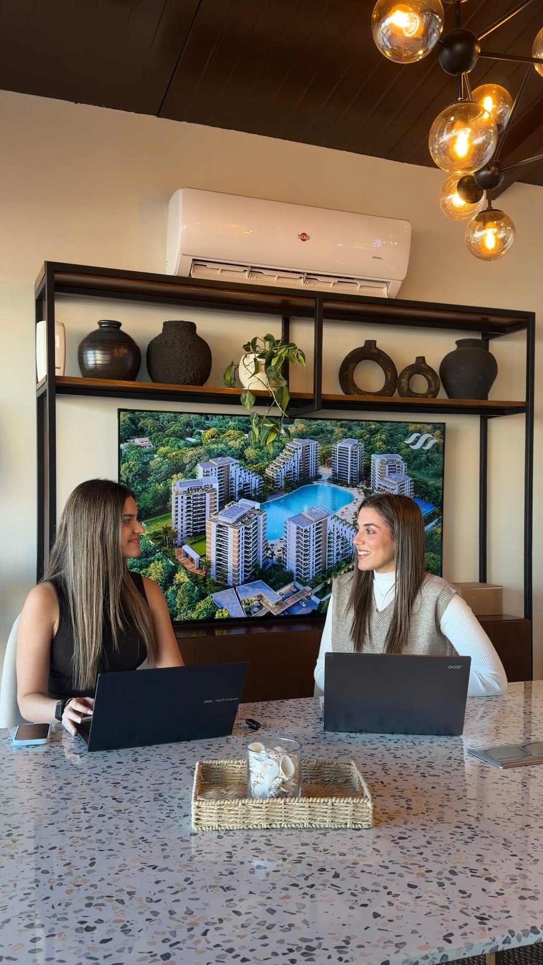Magali Koop atendiendo a una clienta en el showroom de Marena en Luque, con un render del proyecto en pantalla.
